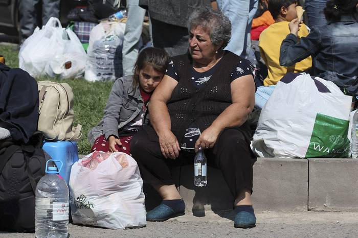 Refugiados armenios en una plaza del centro de la ciudad de Goris el 29 de septiembre de 2023, antes de ser evacuados hacia varias ciudades armenias. · Foto: Alain Jocard, AFP