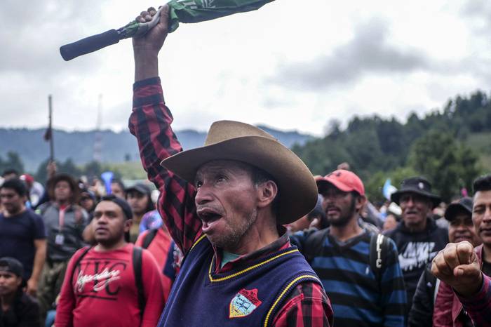Indígenas bloquean una carretera exigiendo la renuncia de la Fiscal General Consuelo Porras y el fiscal Rafael Curruchiche en San Cristóbal Totonicapán, Guatemala, el 4 de octubre. · Foto: Gustavo Rodas, AFP