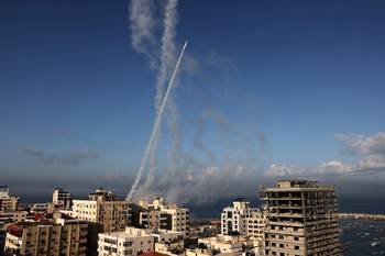 Cohete lanzado desde la ciudad de Gaza hacia Israel, el 7 de octubre de 2023. · Foto: Mohamed Abed, AFP