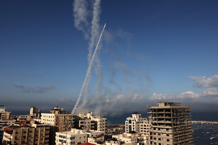 Cohete lanzado desde la ciudad de Gaza hacia Israel, el 7 de octubre de 2023. · Foto: Mohamed Abed, AFP