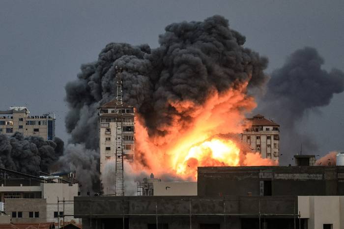 Ataque israelí sobre la ciudad de Gaza, el 7 de octubre. · Foto: Mahmud Hams, AFP
