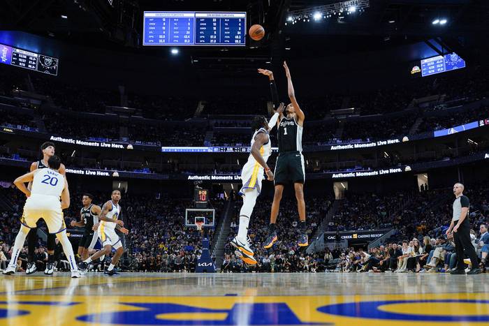 Partido de la NBA entre los San Antonio Spurs y los Golden State Warriors, en San Francisco, California, el 20 de octubre. · Foto: Loren Elliott, AFP