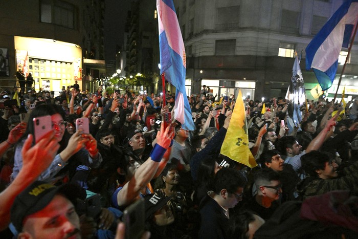 Partidarios de Javier Milei escuchan su discurso, en Buenos Aires (22.10.2023). · Foto: Luis Robayo, AFP