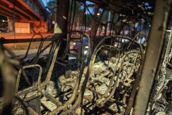 Autobús que fue incendiado por presuntos miembros de la milicia paramilitar, en Recreio dos Bandeirantes en Río de Janeiro, Brasil (23.10.2023). · Foto: Bruno Kaiuca, AFP
