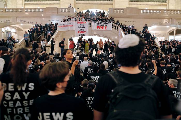 Manifestación pidiendo un alto el fuego en medio de la guerra entre Israel y Hamás, en la Estación Grand Central de la ciudad de Nueva York el 27 de octubre de 2023. · Foto: Kena Betancur, AFP