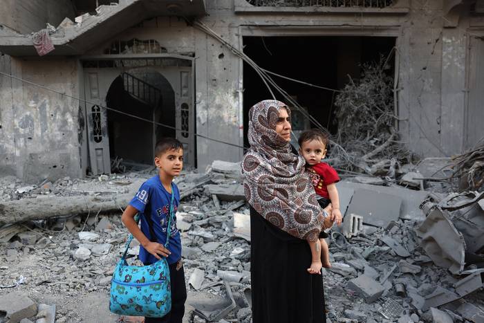 Luego de un bombardeo israelí al campo de refugiados de Nuseirat, el 30 de octubre, en el centro de la Franja de Gaza. · Foto: Mohammed Abed, AFP