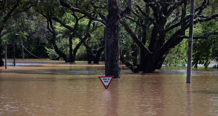 Desborde del río Uruguay después de fuertes lluvias en Salto. · Foto: Intendencia de Salto, AFP