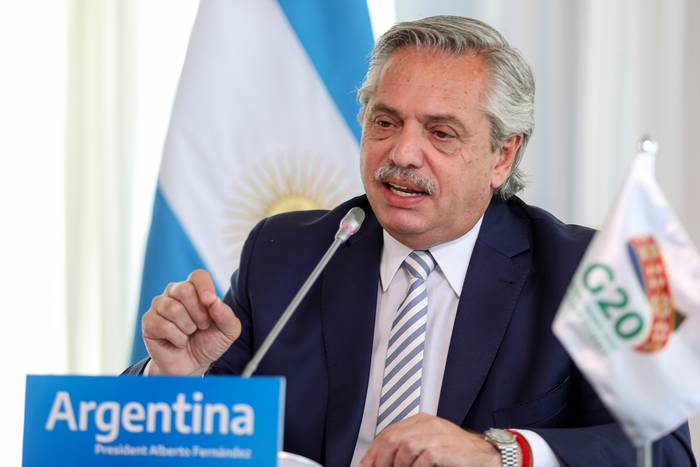 Alberto Fernández hablando en la Cumbre virtual del G20 el 21 de noviembre de 2020. Foto: Esteban Collazo, Oficina de Prensa de la Presidencia de Argentina / AFP.