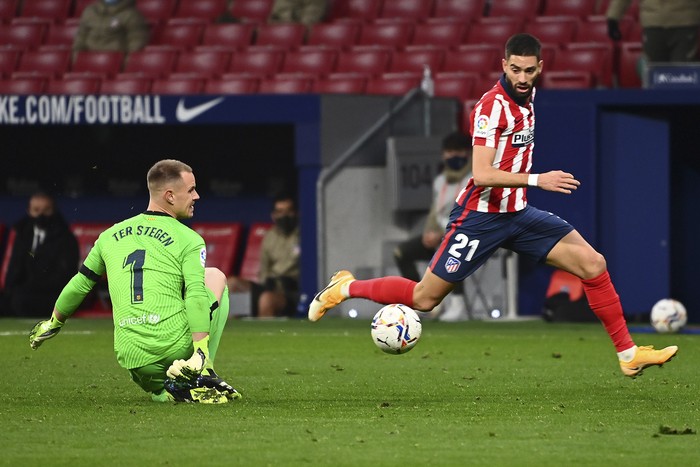 Yannick Carrasco, de Atlérico Madrid, y el arquero de Barcelona, Marc–Andre Ter Stegen, en la jugada del gol convertido de Atlético, convertido por Carrasco, en el estadio Wanda Metropolitano, en Madrid. · Foto: Gabriel Bouys, AFP