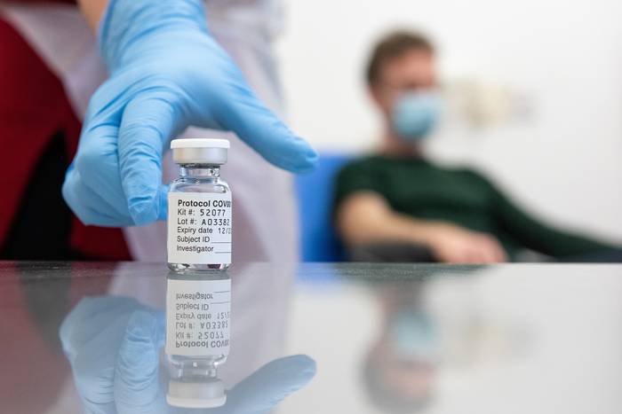 Vial de la vacuna candidata de la Universidad, conocida como AZD1222, coinventada por la Universidad de Oxford y Vaccitech en asociación con AstraZeneca. · Foto: John Cairns / Universidad de Oxford / AFP