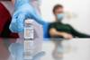 Vial de la vacuna candidata de la Universidad, conocida como AZD1222, coinventada por la Universidad de Oxford y Vaccitech en asociación con AstraZeneca. · Foto: John Cairns / Universidad de Oxford / AFP Vial de la vacuna candidata de la Universidad, conocida como AZD1222, coinventada por la Universidad de Oxford y Vaccitech en asociación con AstraZeneca. · Foto: John Cairns / Universidad de Oxford / AFP