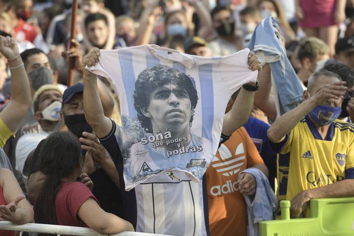 Fanáticos frente a la morgue donde se le realizará la autopsia a Diego Armando Maradona, en Buenos Aires. 




 · Foto: Juan Mabromata, AFP