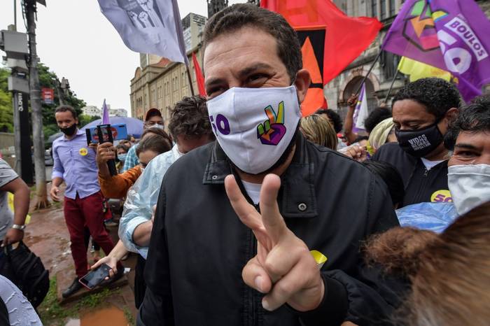 Guilherme Boulos en un acto de campaña el 18 de noviembre. · Foto: Nelson Almeida, AFP