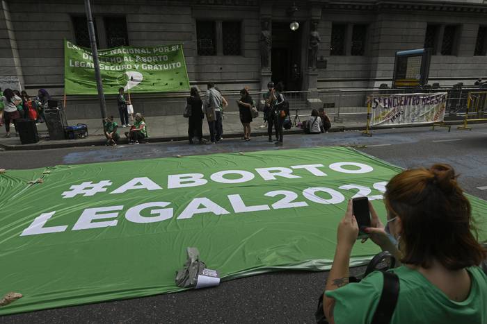 Pancarta que dice "Aborto legal 2020" durante una manifestación frente al edificio del Congreso en Buenos Aires el 4 de diciembre de 2020. · Foto: Juan Mabromata, AFP