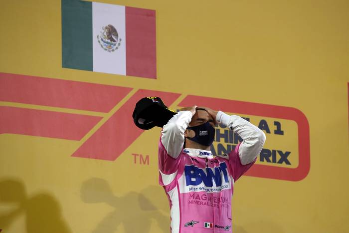 El mexicano Sergio Pérez en el podio, tras ganar el Gran Premio de Baréin, el 6 de diciembre.
 · Foto: Tolga Bozoglu, pool, AFP