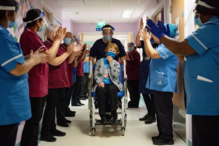 Margaret Keenan, junto a personal de la salud, luego de recibir la vacuna Pfizer-BioNtech, en el Hospital Universitario de Coventry, en el centro de Inglaterra, el 8 de diciembre.  · Foto: Jacob King / PISCINA / AFP