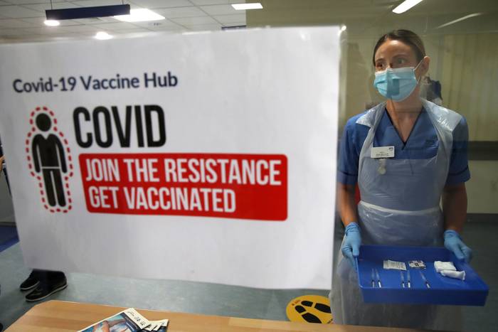  Katie McIntosh espera para dar la vacuna Pfizer/BioNTech Covid-19 a empleados, en el Western General Hospital en Edimburgo, Escocia, el 8 de diciembre. 
 · Foto: Andrew Milligan / POOL / AFP