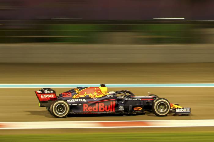 El piloto holandés de Red Bull, Max Verstappen, durante el Gran Premio de Fórmula Uno de Abu Dhabi en el Circuito Yas Marina. · Foto: Brynn Lennon, pool, AFP