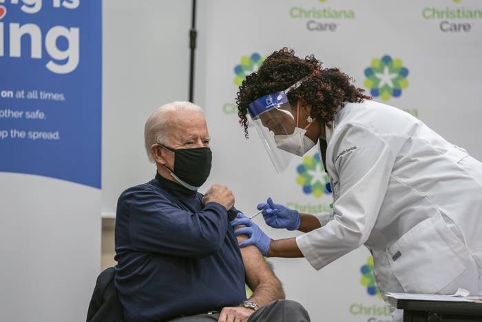 El presidente electo de Estados Unidos, Joe Biden, recibe la vacuna Covid-19 en el campus de Christiana Care en Newark, Delaware. · Foto: AFP