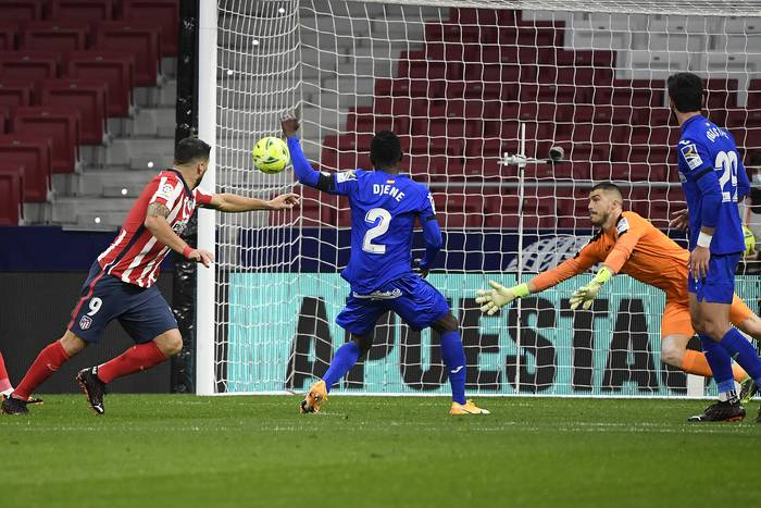 Jugada del gol de Atlético Madrid a Getafe, convertido por Luis Suárez, en el estadio Wanda Metropolitano. 



 · Foto: Óscar del Pozo, AFP