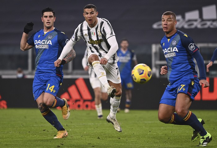 Kevin Bonifazi, de Udinese, Cristiano Ronaldo, de Juventus, y Sebastian de Maio, de Udinese, en la jugada del primer gol del partido por la serie A italiana convertido por el portugués en el estadio de Juventus, en Turín.  · Foto: Marco Bertorello, AFP