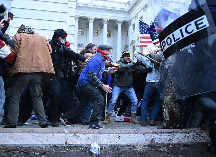 Partidarios de Donald Trump chocan con la policía, mientras asaltan el Capitolio de los Estados Unidos en Washington (archivo, enero de 2021).  · Foto: Brendan Smialowski, AFP.