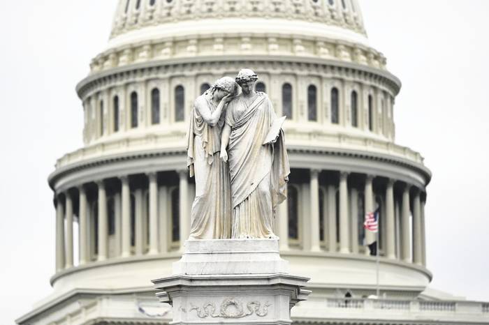 Monumento a la Paz, frente al Capitolio, en Washington, el 6 de enero, cuando partidarios de Donald Trump asaltaron la sede del Congreso estadounidense. Ese día los congresistas participaban en una sesión para certificar la victoria electoral de Joe Biden. · Foto: Andrew Caballero-Reynolds, AFP