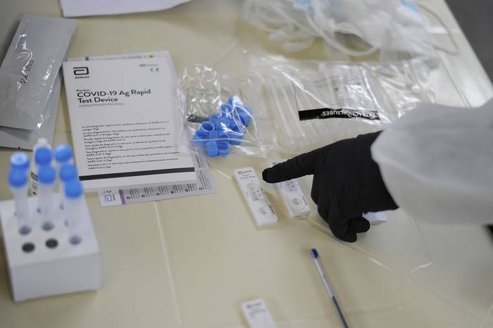 Muestra de prueba de PCR de un paciente en un centro de diagnóstico de COVID-19 en La Paz, el 7 de enero. · Foto: Jorge Bernal, AFP