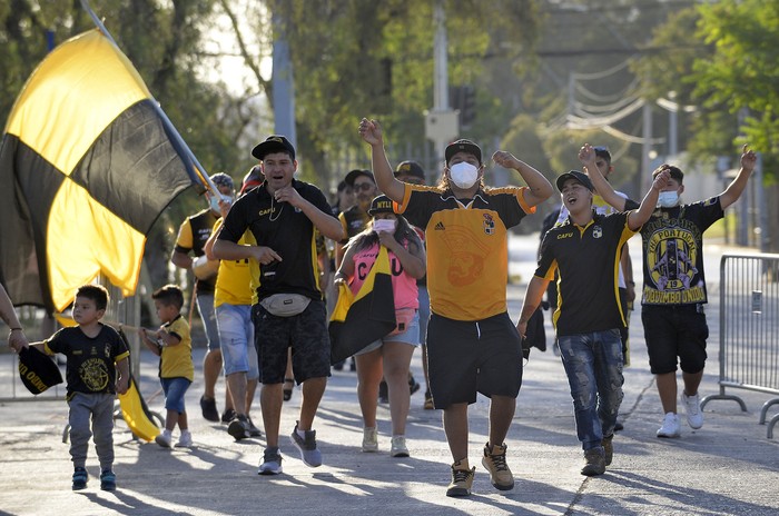 Hinchas del Coquimbo Unido de Chile, este jueves afuera del Estadio Nacional de Chile. · Foto: Claudio Santana, AFP