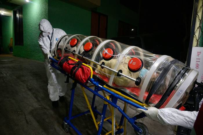 Paramédico de la Cruz Roja Mexicana, Juan Carlos González, traslada a un paciente de COVID-19 a una sala de emergencias en Naucalpan, México, el 7 de enero. · Foto: Alfredo Estrella, AFP