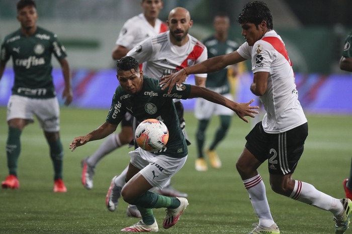 Rony, de Palmeiras, y Robert Rojas, de River Plate, durante el partido de vuelta por las semifinales de la Copa Libertadores, en San Pablo. · Foto: Amanda Perobelli, pool, AFP