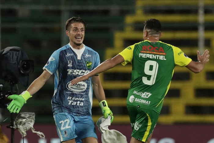 El golero de Defensa y Justicia, Luis Unsain, celebra con su compañero de equipo, el uruguayo Miguel Ángel Merentiel, tras derrotar a Coquimbo Unido de Chile en su partido de fútbol de semifinales de la Copa Sudamericana. · Foto: Alejandro Pagni / Pool / AFP