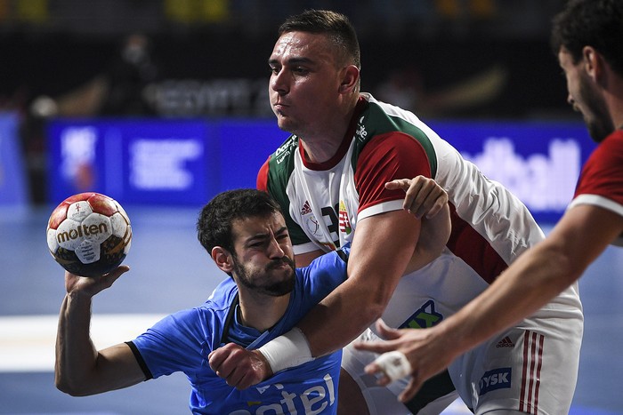 Rodrigo Botejara, de Uruguay, y Richard Bodo, de Hungría, durante el partido por el Grupo A, del mundial Egipto 2021, el domingo, en el Cairo. 

 · Foto: Anne-Christine Poujoulat, pool, AFP