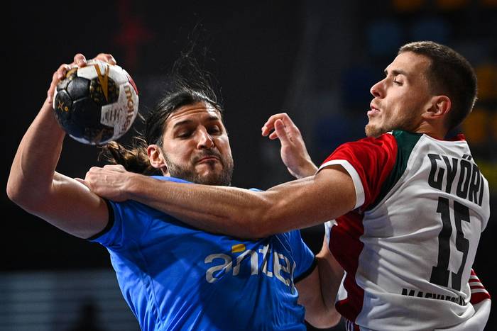 Máximo Cancio, de Uruguay y Matyas Gyori,l de Hungría, este domingo, en el Polideportivo de El Cairo, Egipto. · Foto: Anne-Christine Poujoulat / AFP