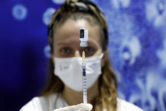 Vacuna Pfizer, en el Clalit Health Service, en Netanya, Israel, el 21 de enero. 

 · Foto: Jack Guez, AFP