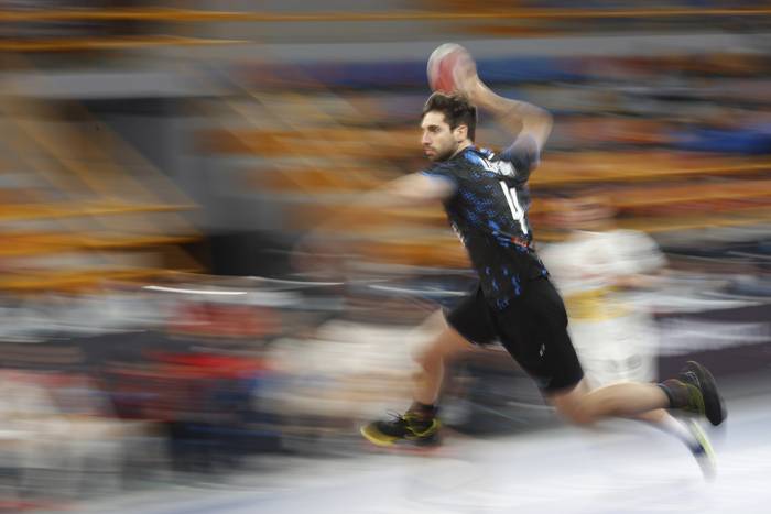 Facundo Listón, de Uruguay, durante el partido ante España, durante el mundial de Handball Egipto 2021, en El Cairo. 



 · Foto: David Josek, pool, AFP