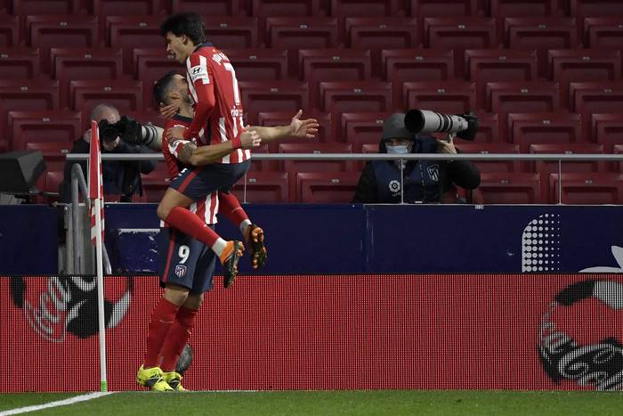 Luis Suárez y Joao Félix, tras el segundo gol de Atlético de Madrid a Valencia, convertido por Suárez, en el estadio Wanda Metropolitano. 


  · Foto: Pierre-Philippe Marcou, AFP