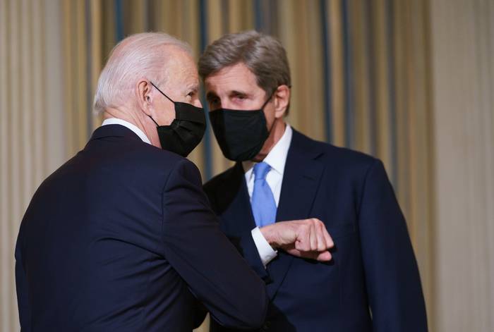 El presidente de EE.UU., Joe Biden, saluda al enviado presidencial especial para el clima, John Kerry, a su llegada para hablar sobre el cambio climático antes de firmar las órdenes ejecutivas en el Comedor de Estado de la Casa Blanca en Washington, DC, el 27 de enero de 2021. · Foto: Mandel Ngan, AFP