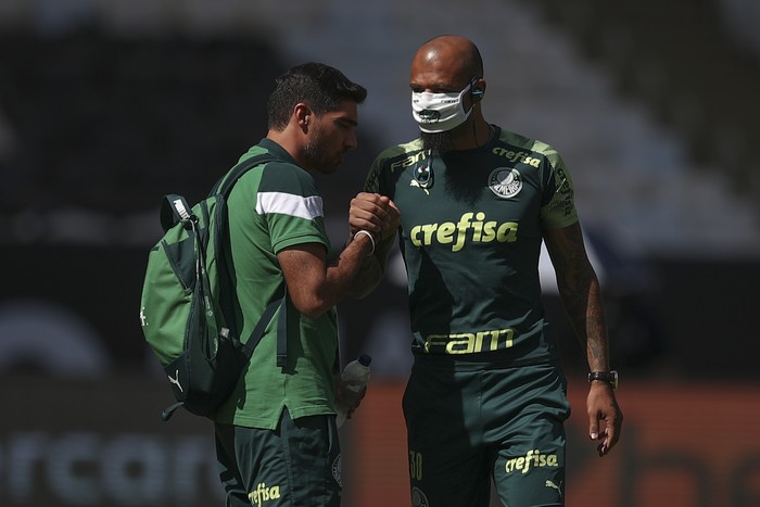 Abel Ferreira DT de Palmeiras y Felipe Melo en un entrenamiento en el Maracana, el 29 de enero.   · Foto: Ricardo Moraes