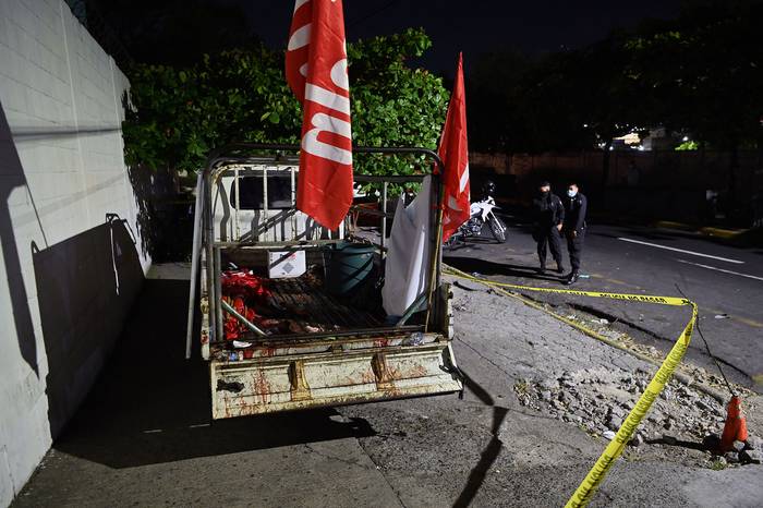 Camión que transportaba simpatizantes del  Frente Farabundo Martí (FMLN), atacado con armas de fuego, cerca del Hospital Rosales, en San Salvador, el 31 de enero. · Foto: Marvin Recinos / AFP