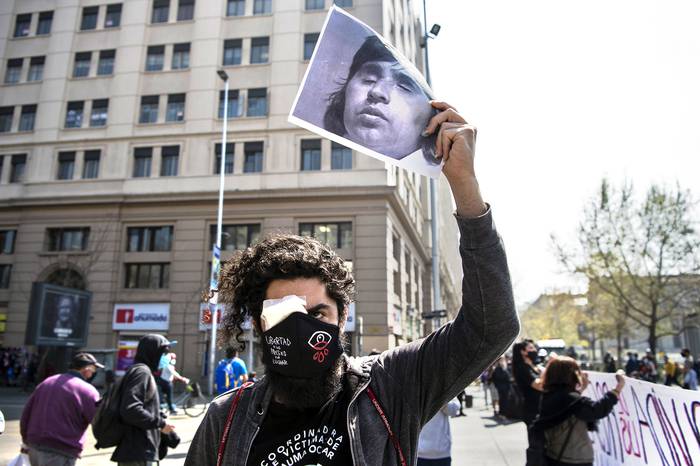 Protesta frente al palacio presidencial de La Moneda en Santiago, el 16 de septiembre de 2020.  · Foto: Martin Bernetti / AFP