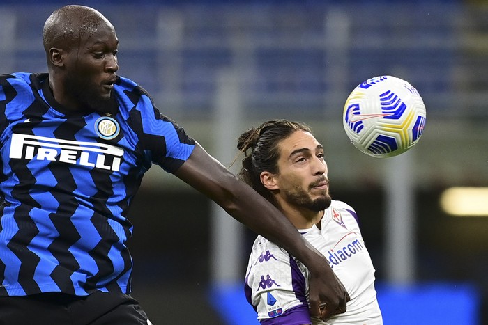 Romelu Lukaku, de Inter, y Martín Cáceres, de Fiorentina, durante el partido por la Serie A italiana, en el estadio Giuseppe - Meazza, en Milán. 


 · Foto: Miguel Medina, AFP.