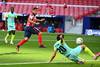 El delantero del Atlético de Madrid, Luis Suárez, anota contra el Granada FC en el estadio Wanda Metropolitano. NIÑOS GABRIEL / AFP El delantero del Atlético de Madrid, Luis Suárez, anota contra el Granada FC en el estadio Wanda Metropolitano. NIÑOS GABRIEL / AFP
