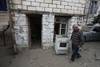 Un hombre camina en el patio de una casa dañada por el reciente ataque de las fuerzas azeríes en la región separatista de la ciudad de Martuni, Nagorno-Karabaj. · Foto: Vahram Baghdasaryan / Photolure / AFP Un hombre camina en el patio de una casa dañada por el reciente ataque de las fuerzas azeríes en la región separatista de la ciudad de Martuni, Nagorno-Karabaj. · Foto: Vahram Baghdasaryan / Photolure / AFP