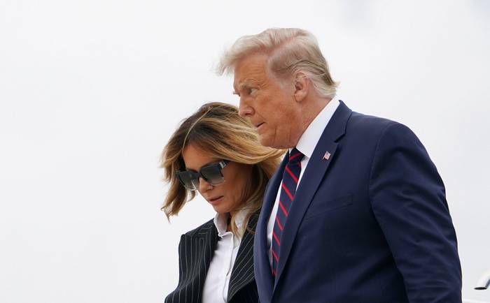 Donald y Melania Trump descienden del Air Force One. · Foto: Mandel Ngan, AFP