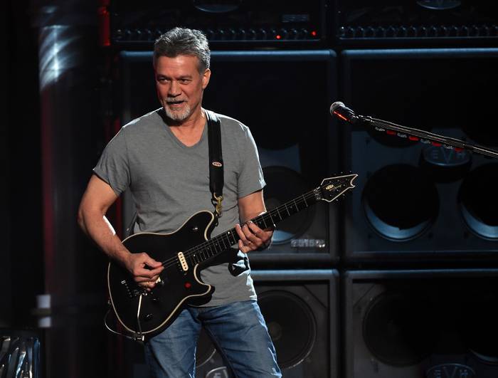 Eddie Van Halen de Van Halen actúa en el escenario durante los Premios Billboard de Música 2015 en el MGM Grand Garden Arena en Las Vegas, Nevada. · Foto: Ethan MIller / Getty Images North America / AFP