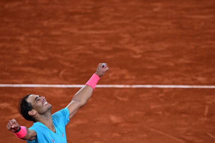 Rafael Nadal de España de Polonia, celebra al ganar la final de Roland Garros contra el serbio Novak Djokovic, en Paris, Francia. · Foto: Anne-Christine Poujoulat / AFP