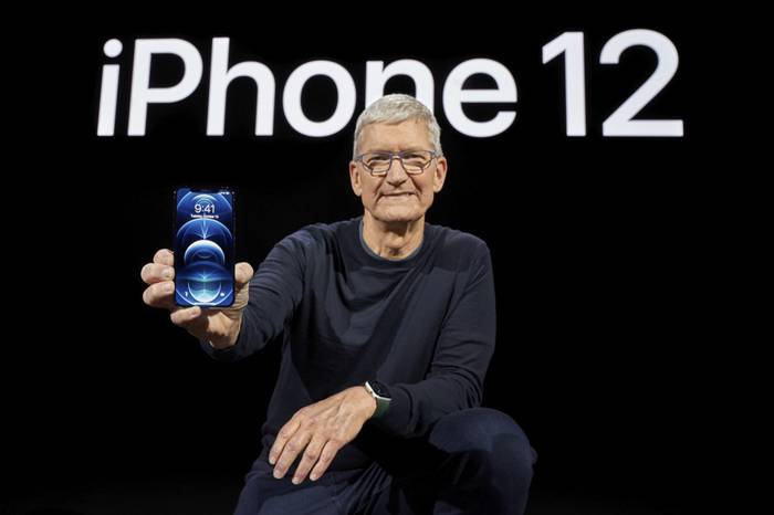 El CEO de Apple, Tim Cook, muestra el nuevo iPhone 12 Pro durante la presentación. Foto: Brooks KRAFT / Apple Inc. / AFP