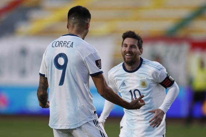 Joaquín Correa celebra con Lionel Messi después de anotar contra Bolivia, durante el partido en el Estadio Hernando Siles, en La Paz, el 13 de octubre de 2020. Juan KARITA / PISCINA / AFP
