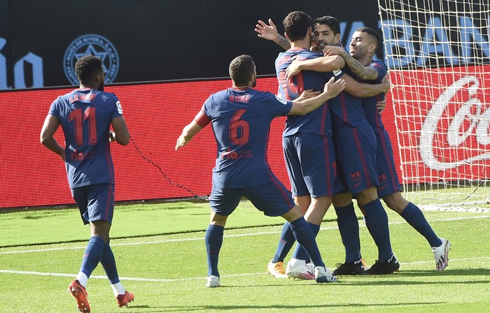 Luis Suárez convirtió el primer gol de Atlético de Madrid en su visita a Celta, en el estadio Balaidos, en Vigo. 




 · Foto: Miguel Riopa / AFP